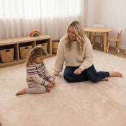 Mor og barn leger på Bella Tæppet 2.0 med memory foam på børneværelset