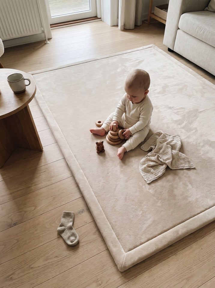 Baby leger med stableringe på Bella Tæppet
