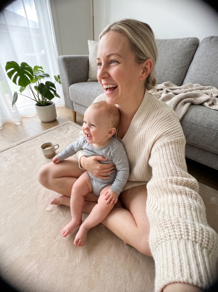 Mor og baby griner på Bella Tæppet