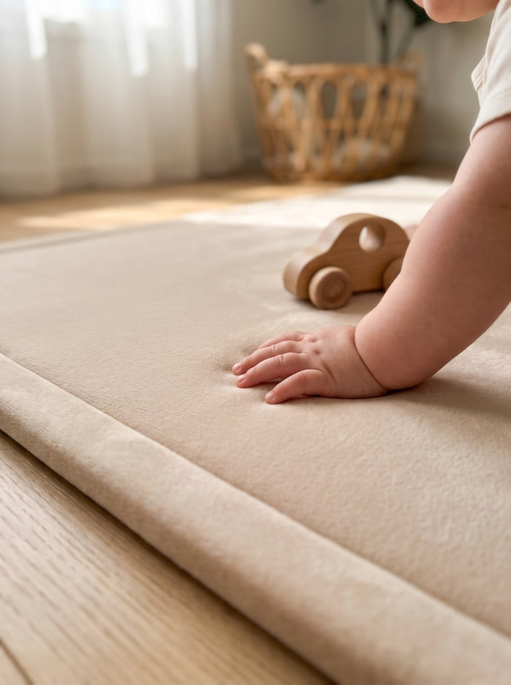 Babyhånd på det bløde memory foam